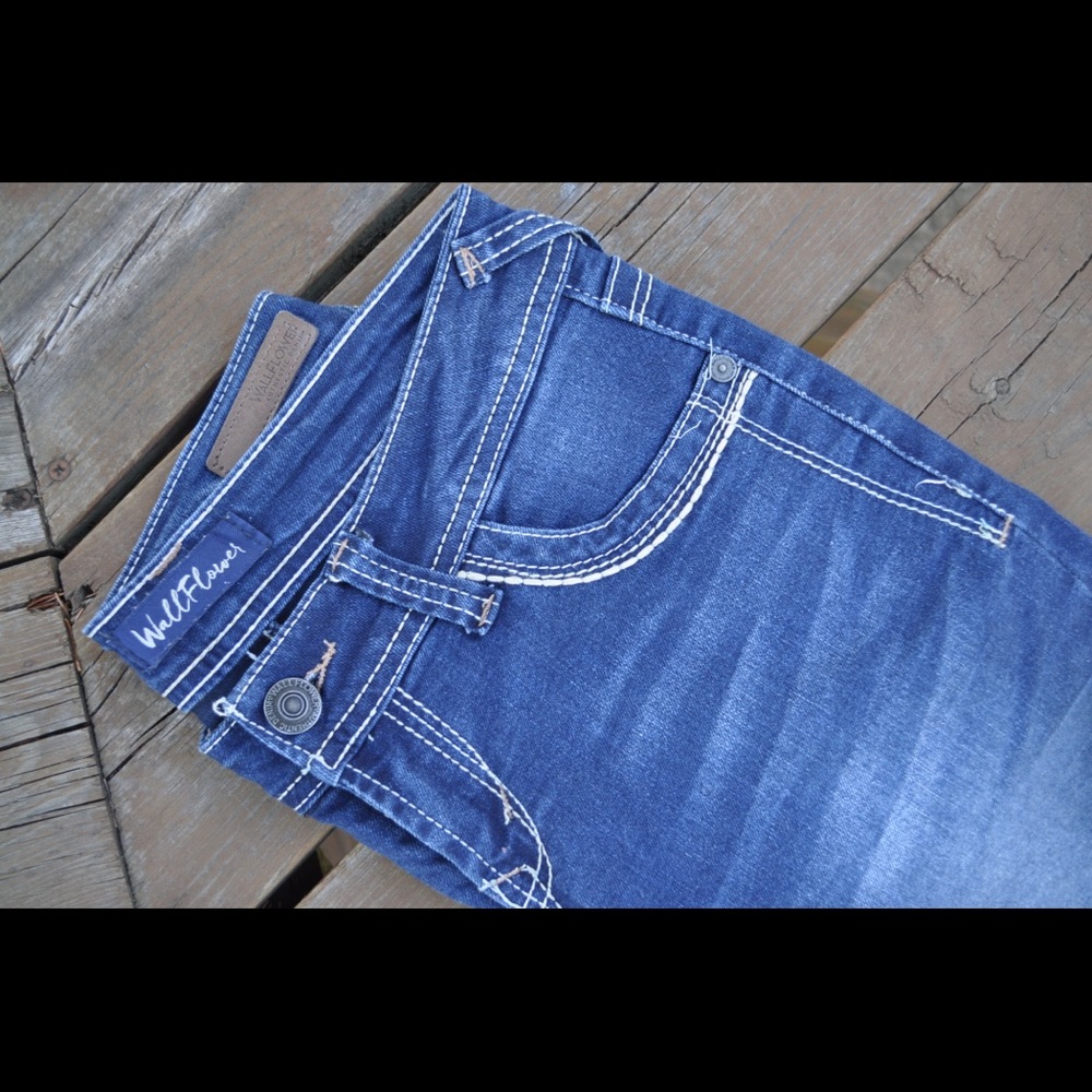 🌻gently used juniors’ Wallflower jeans🌻